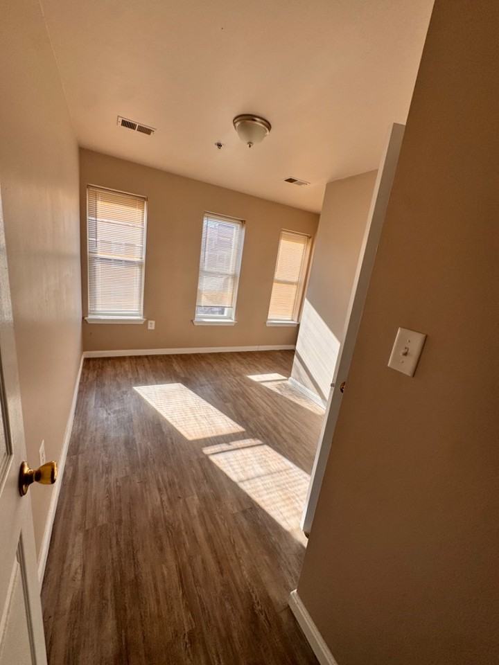 1020 Bennett Pl - Photo 4 of 19