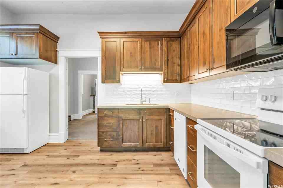 982 S Lincoln St - Photo 6 of 24