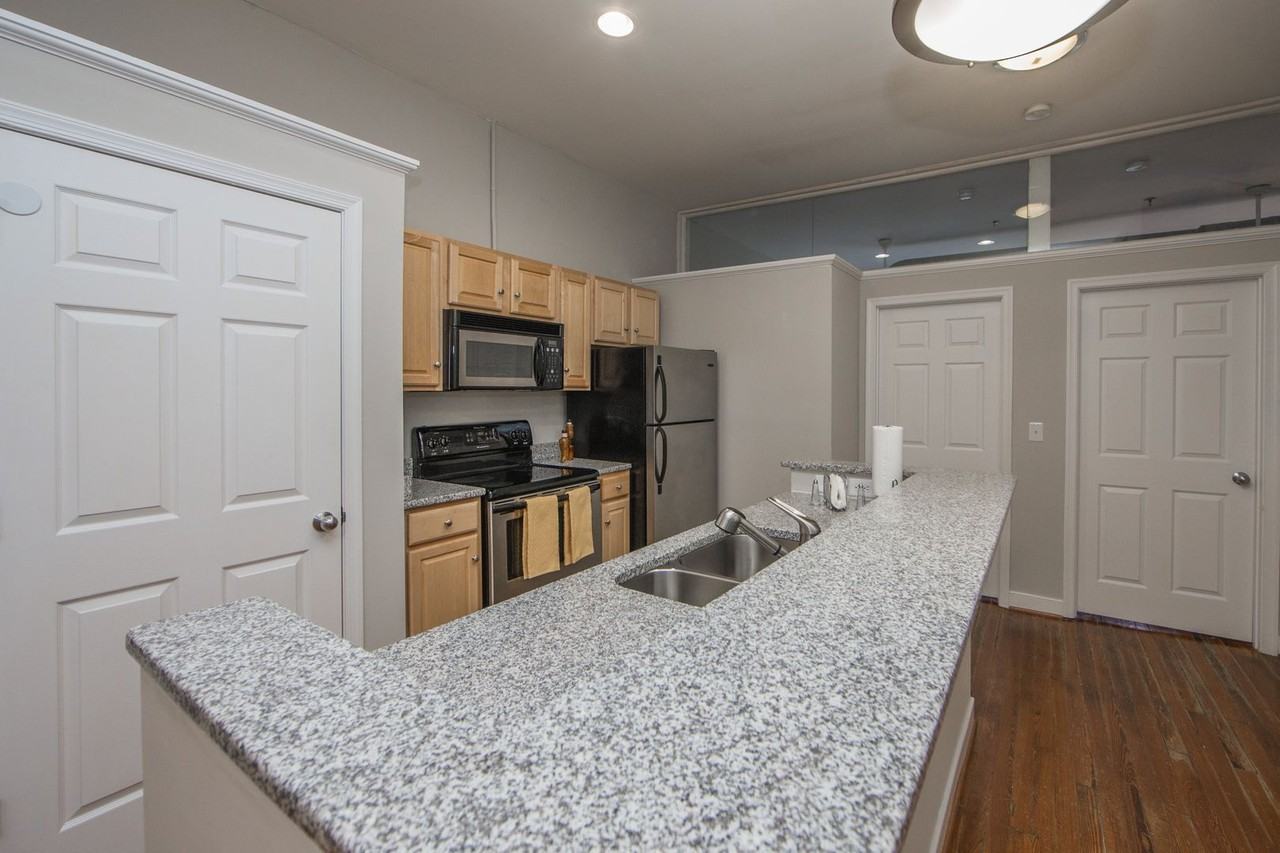 711 W Broad St #205 - Photo 7 of 9