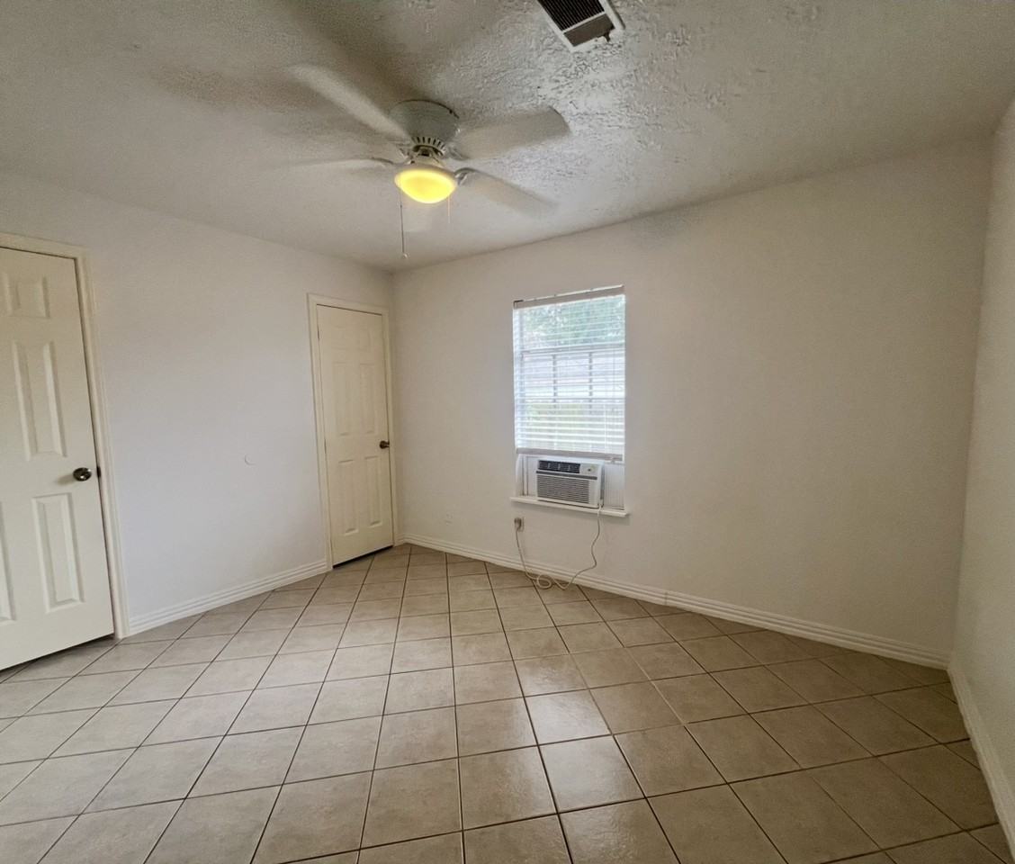 831 1/2 Deerpass Dr ##Tx - Photo 6 of 11