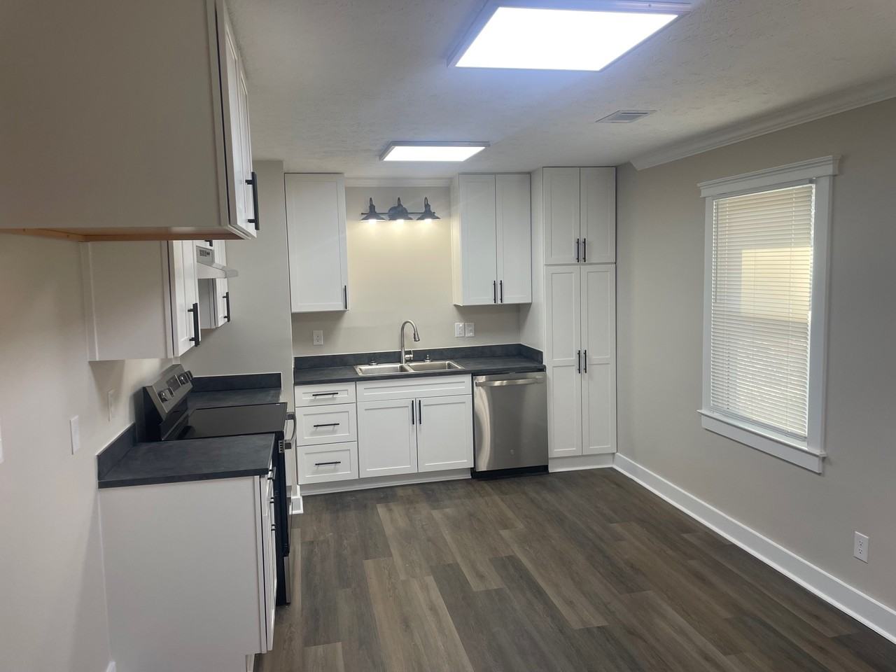 335 Cindy Dr Se - Photo 2 of 15