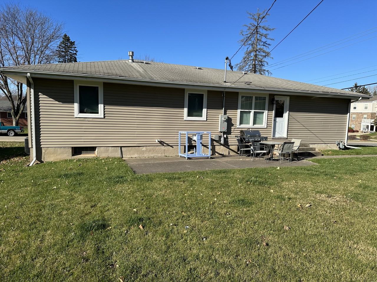 1694 Earl Dr - Photo 3 of 10