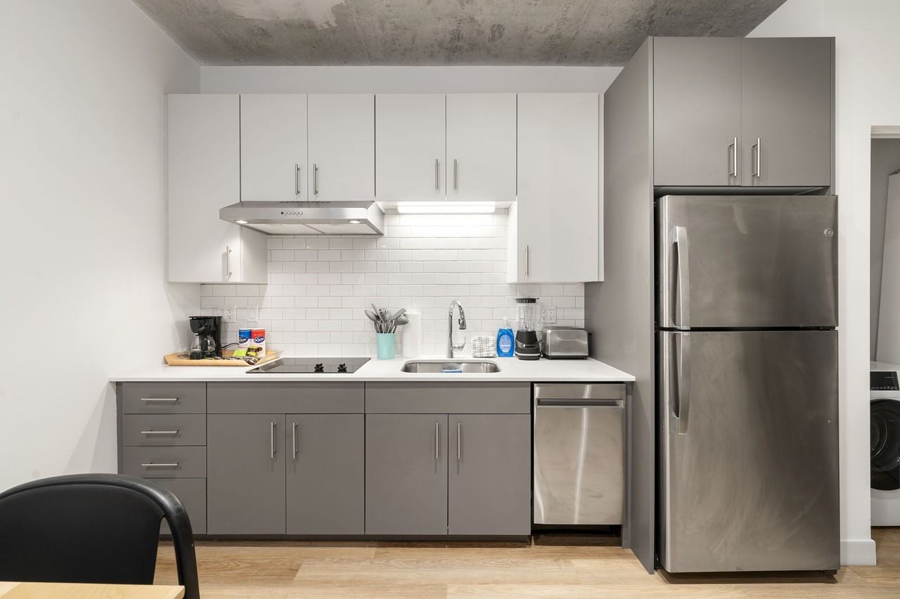 853 W Blackhawk St - Photo 4 of 10