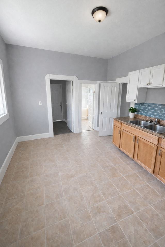 833 W 27th St - Photo 5 of 8