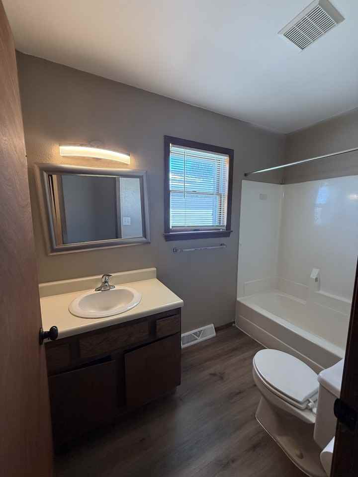 1018 Castlewood Dr - Photo 2 of 4