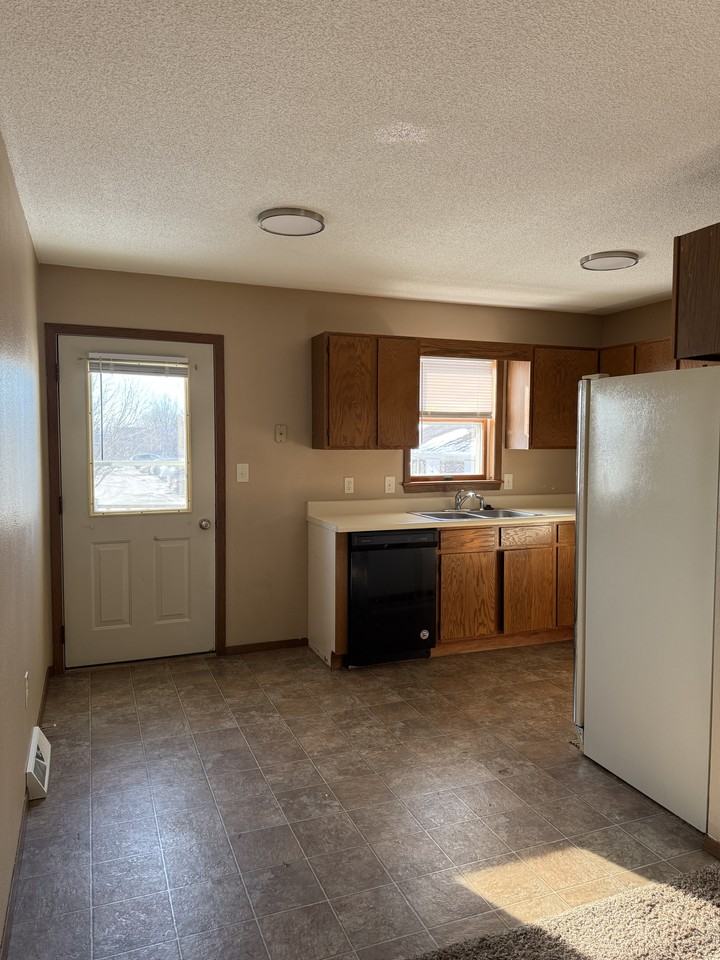 1018 Castlewood Dr - Photo 4 of 4