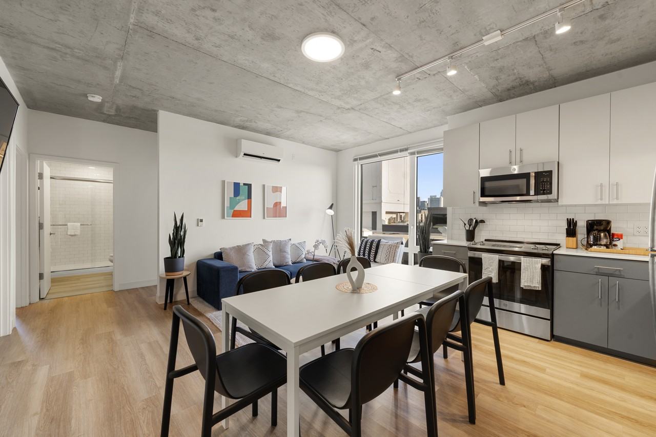 853 W Blackhawk St - Photo 3 of 18