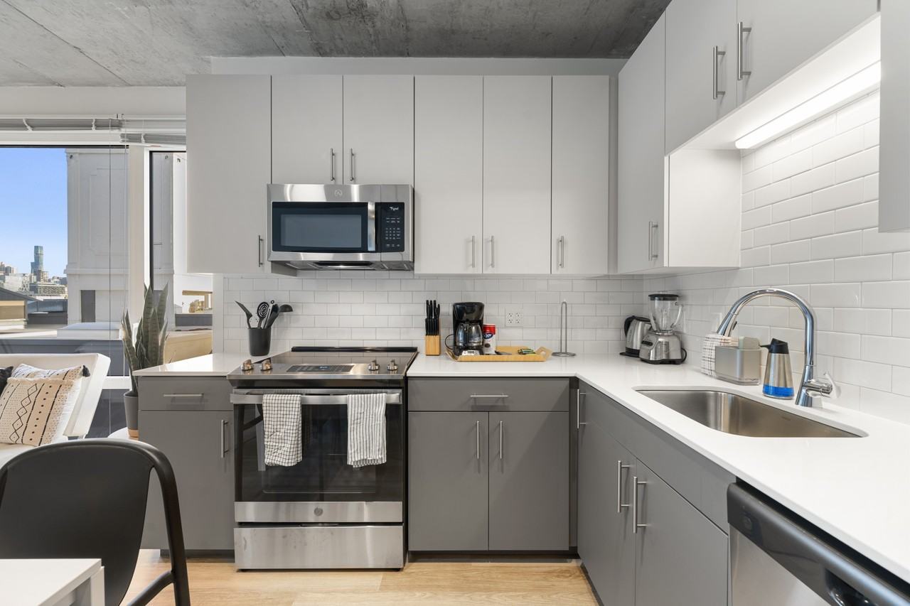 853 W Blackhawk St - Photo 4 of 18