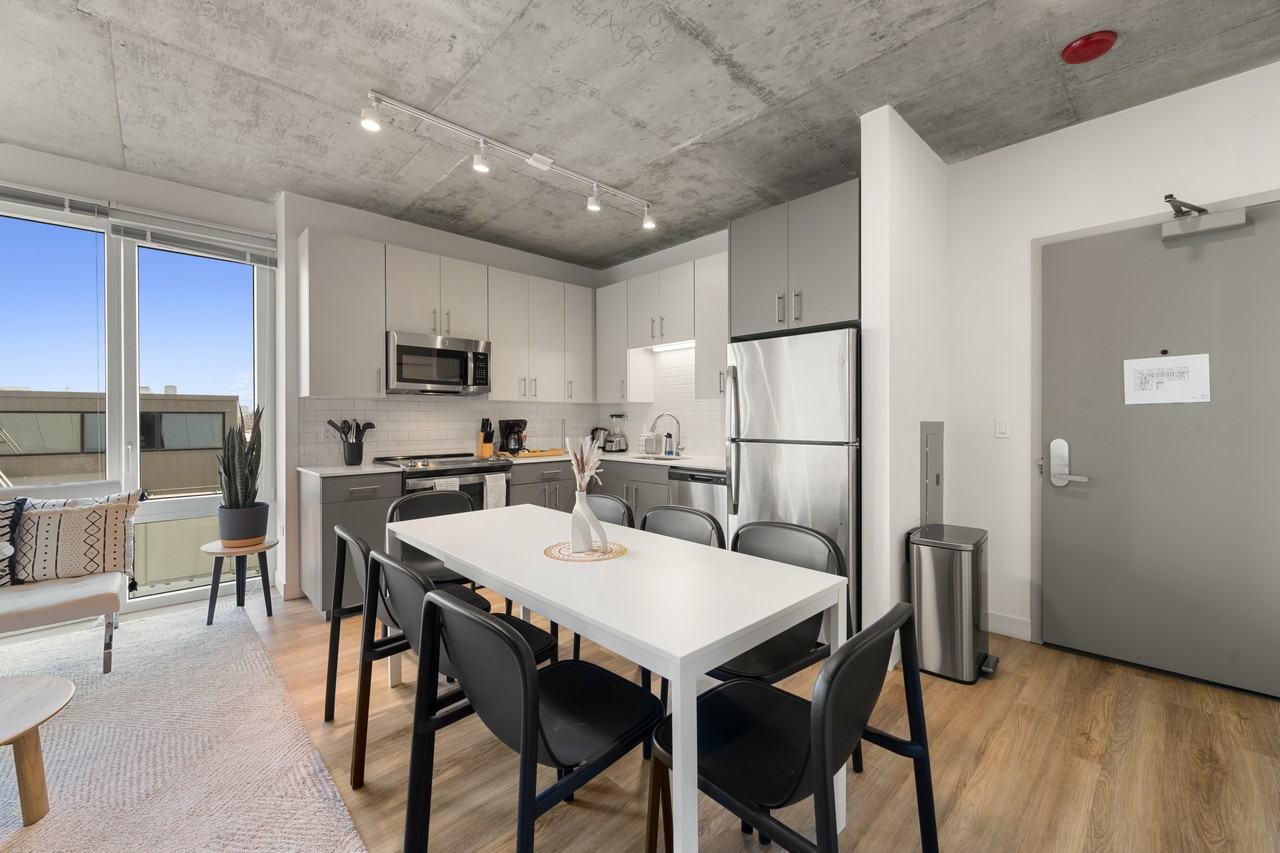 853 W Blackhawk St - Photo 7 of 18