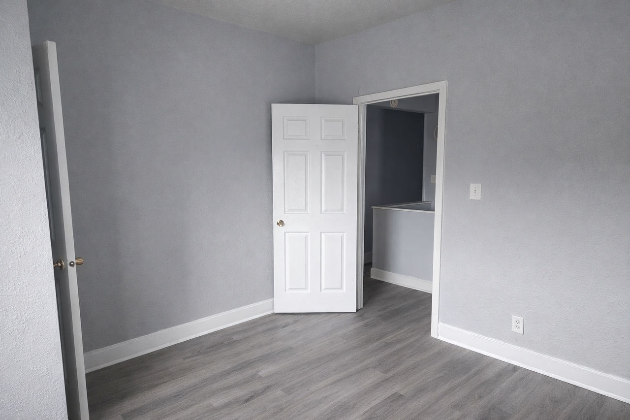 2707 N College Ave - Photo 5 of 13