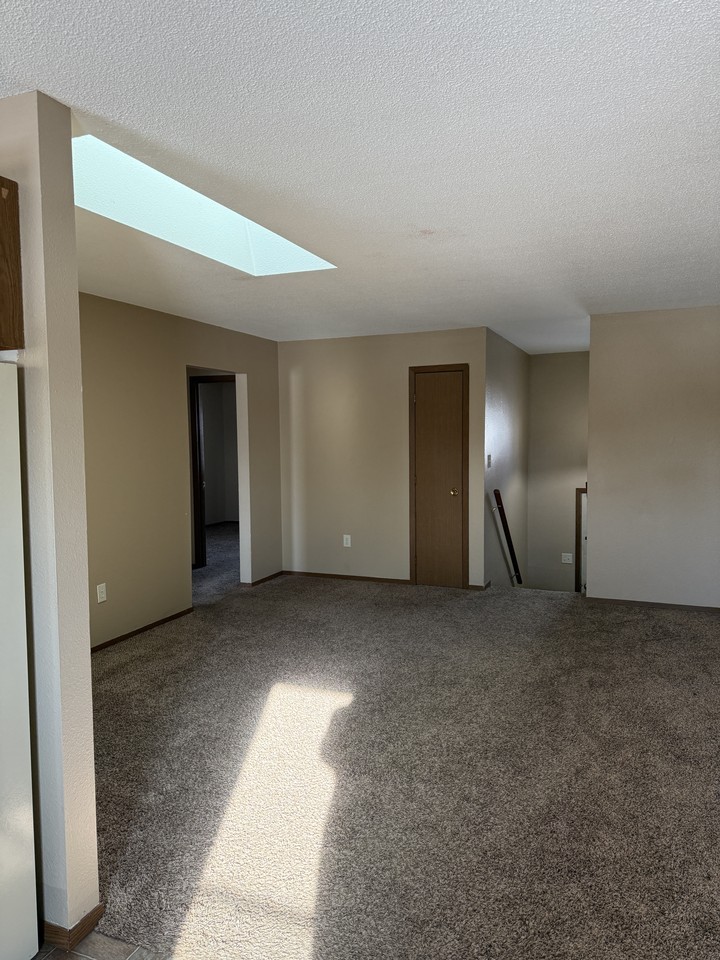 1020 Castlewood Dr - Photo 2 of 3