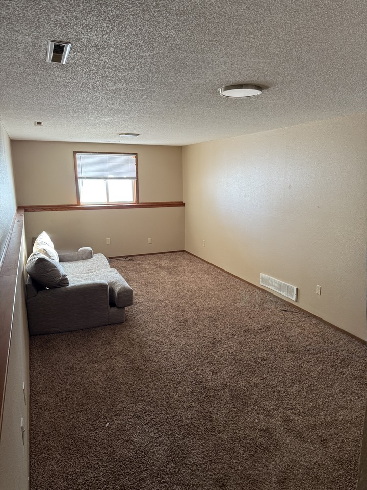 1020 Castlewood Dr - Photo 3 of 3