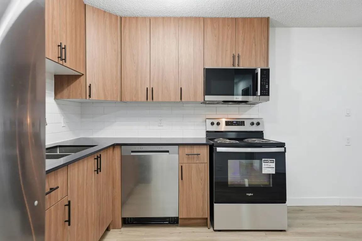 Lakewood Manor - Photo 4 of 50