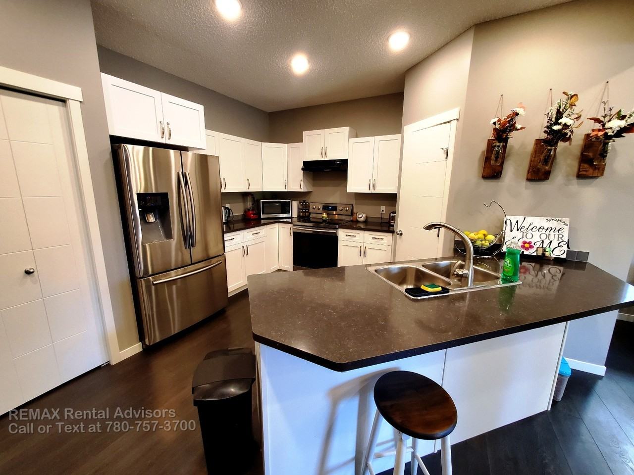 190 Santana Crescent - Photo 4 of 17