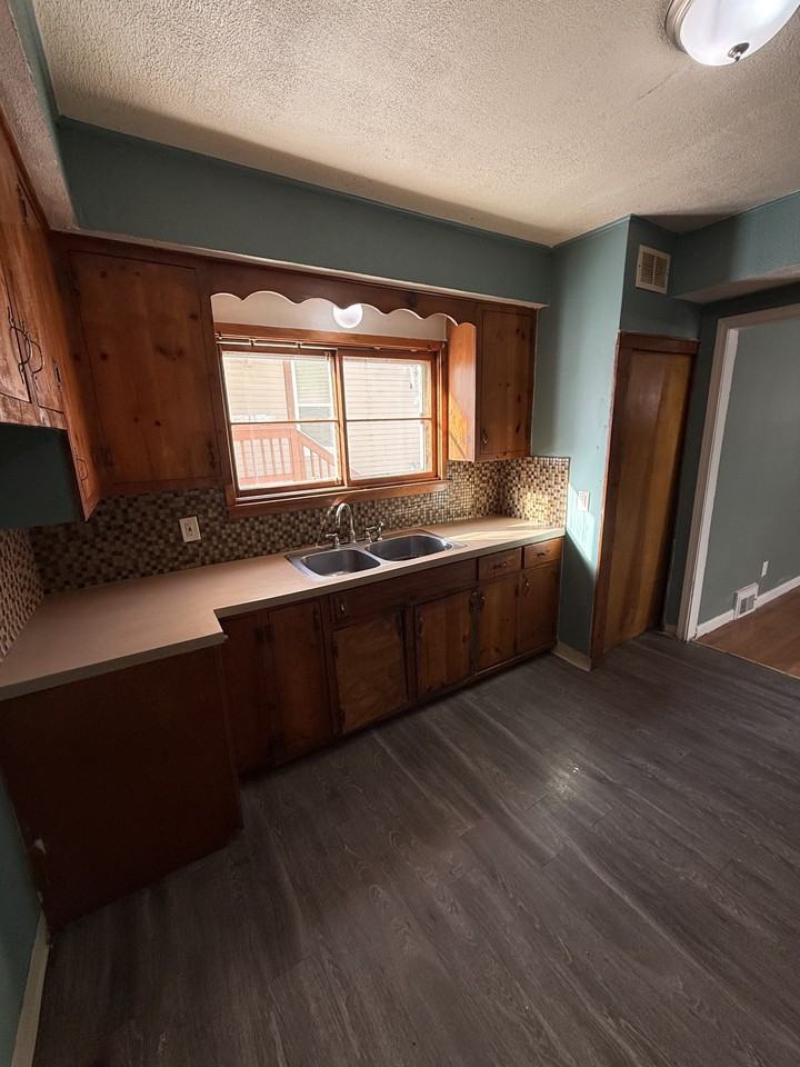 918 Eureka St #1 - Photo 3 of 25