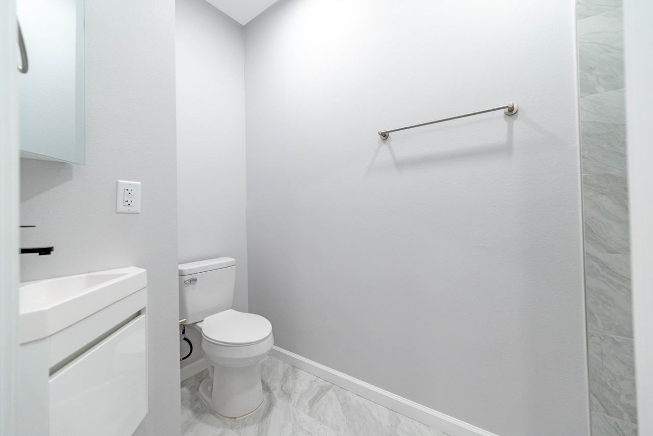 807 Avenue K - A #A - Photo 5 of 9