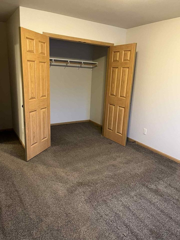 1412 12th Ave Se #7 - Photo 3 of 5