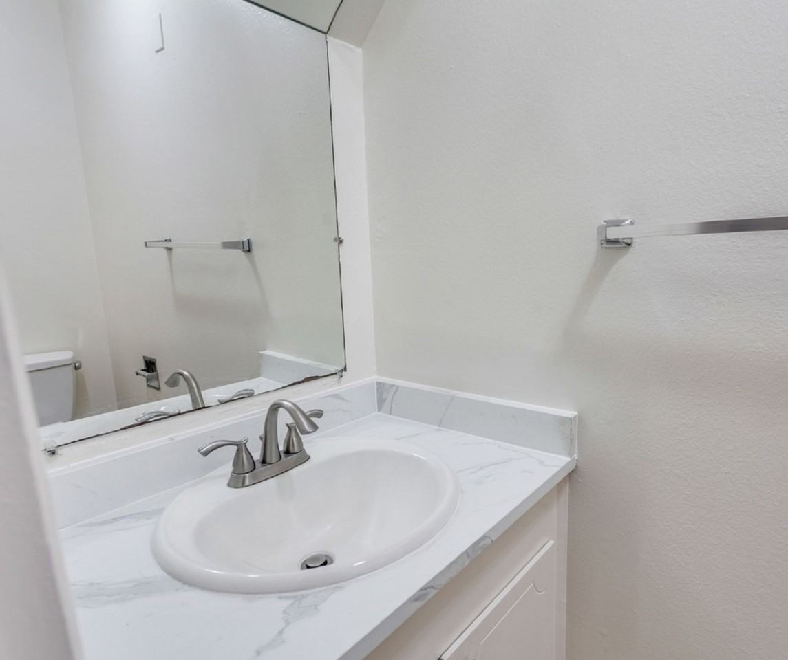 Greenburg Townhomes - Photo 5 of 20
