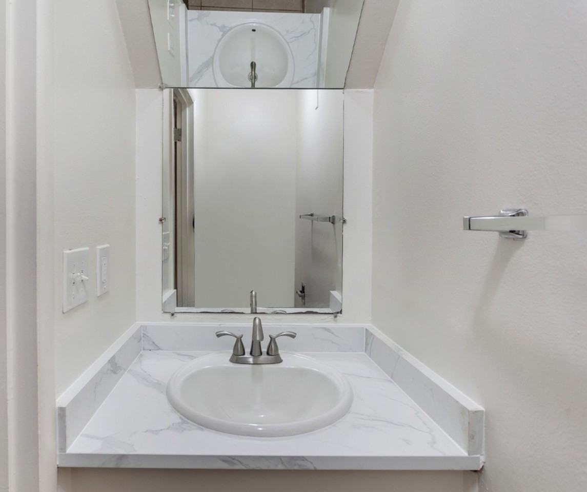 Greenburg Townhomes - Photo 6 of 20