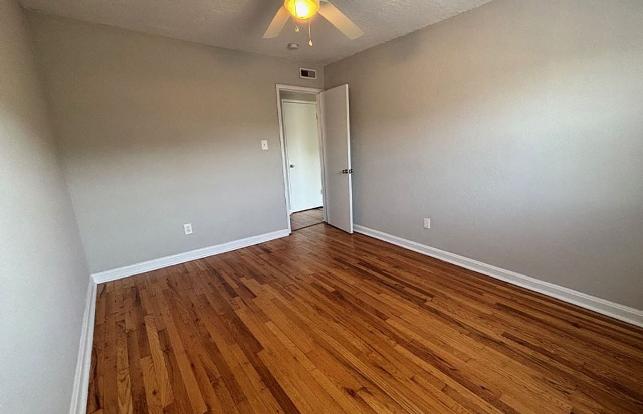 Lowell 596 - Photo 2 of 6