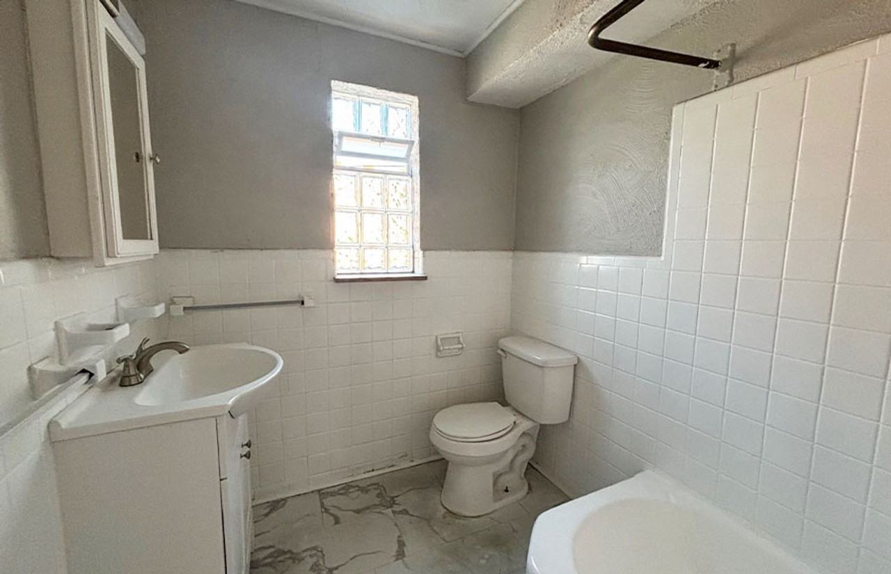 Lowell 596 - Photo 4 of 6