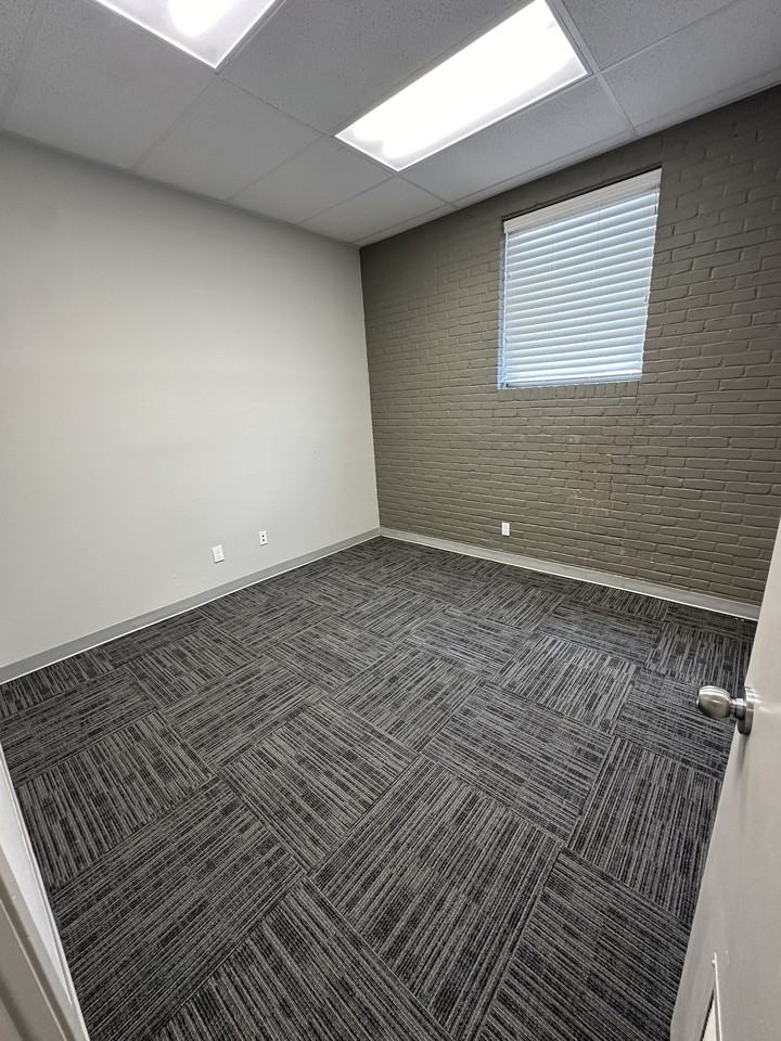 412 Travis St #113-128 - Photo 7 of 9