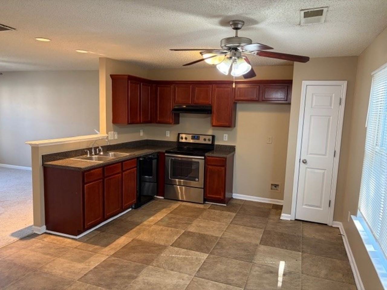 306 Lauren Dr - Photo 5 of 13