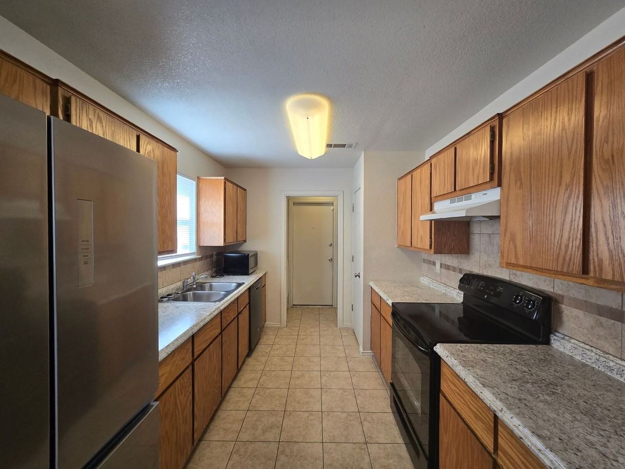 2605 Wesley Dr - Photo 3 of 26