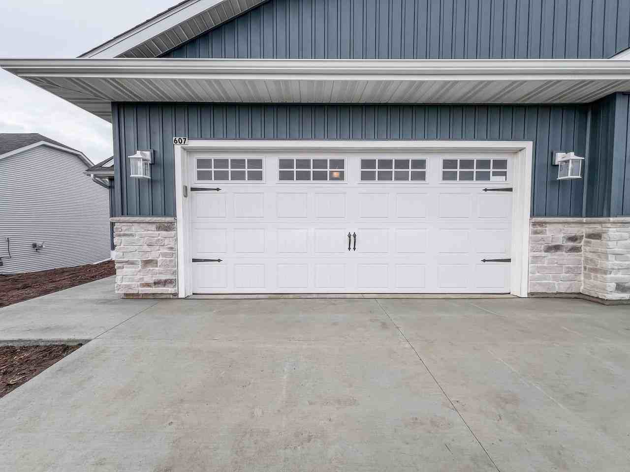 607 S Division St - Photo 2 of 22