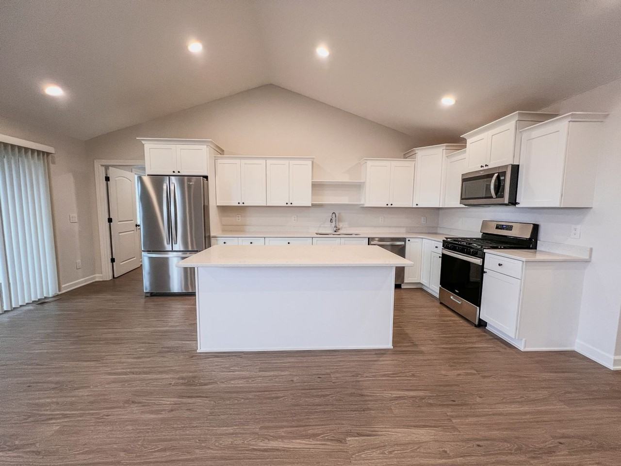 607 S Division St - Photo 3 of 22