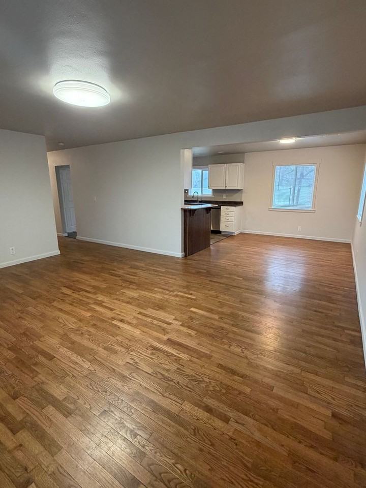 717 S Marigold St - Photo 5 of 16