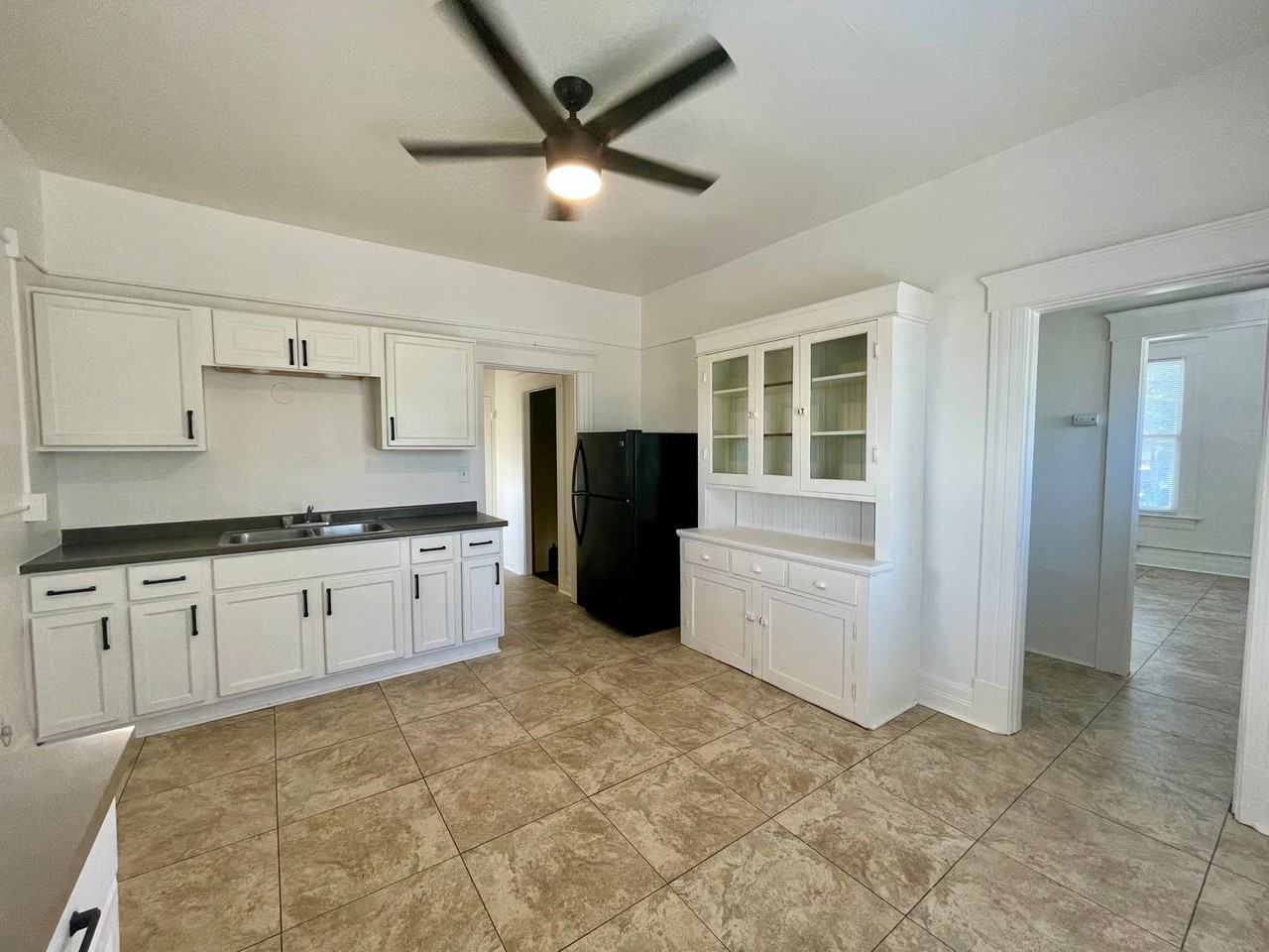 301 W C St - Photo 2 of 7