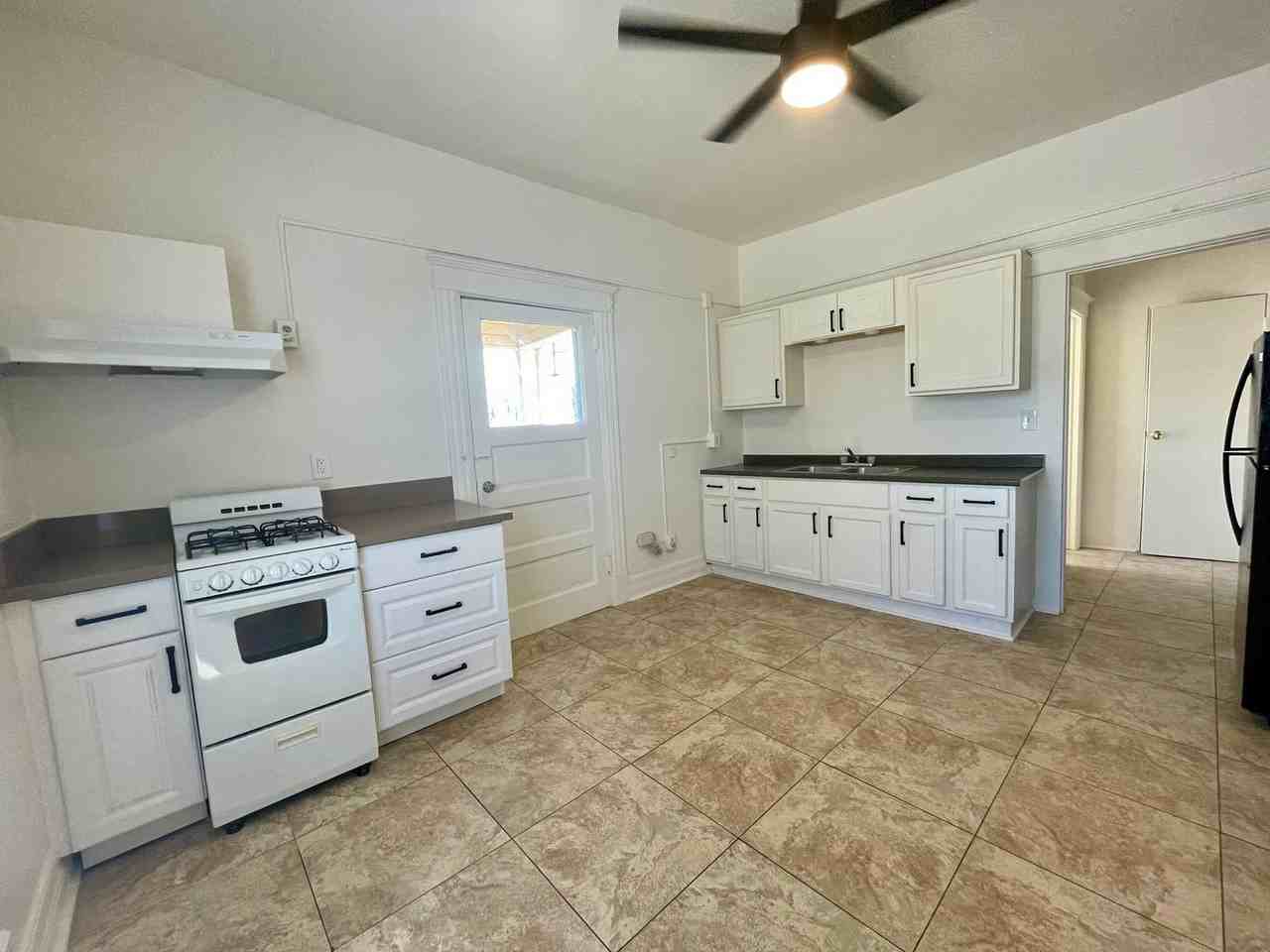 301 W C St - Photo 3 of 7