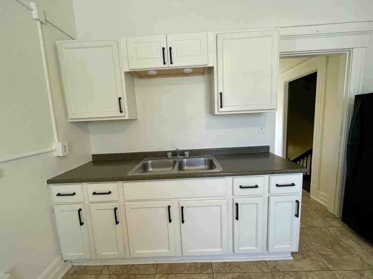 301 W C St - Photo 4 of 7