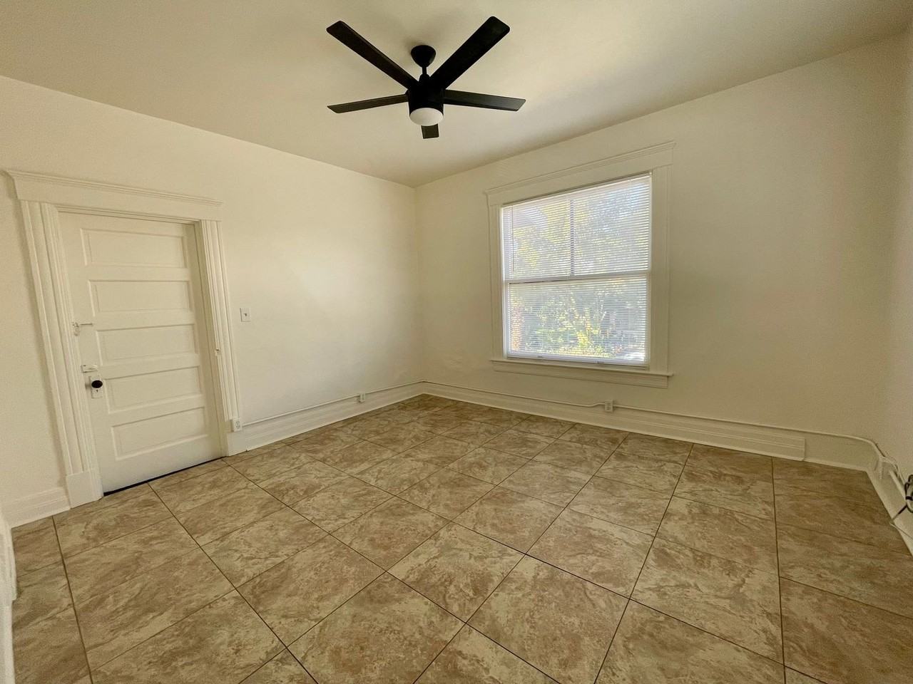 301 W C St - Photo 5 of 7