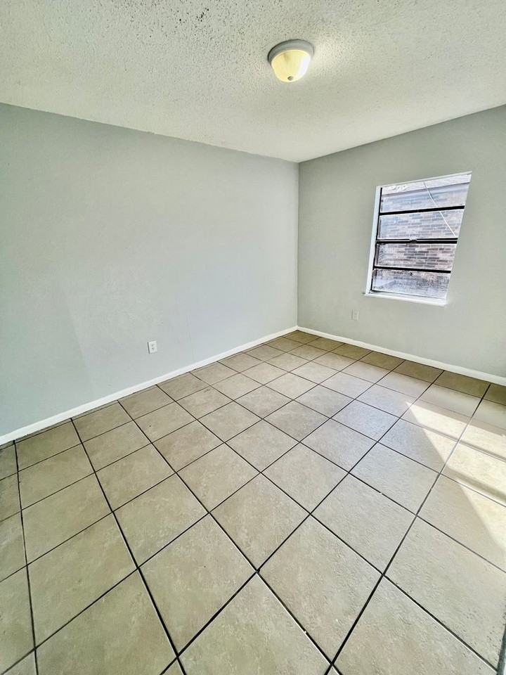 919 N Iowa Ave - Photo 2 of 5