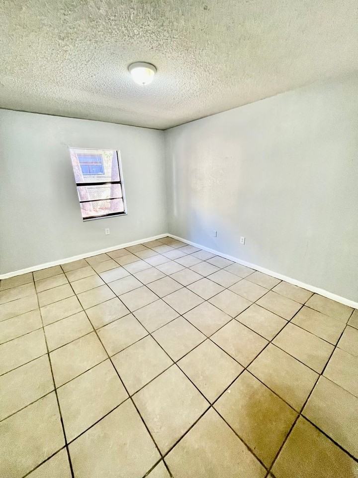 919 N Iowa Ave - Photo 3 of 5