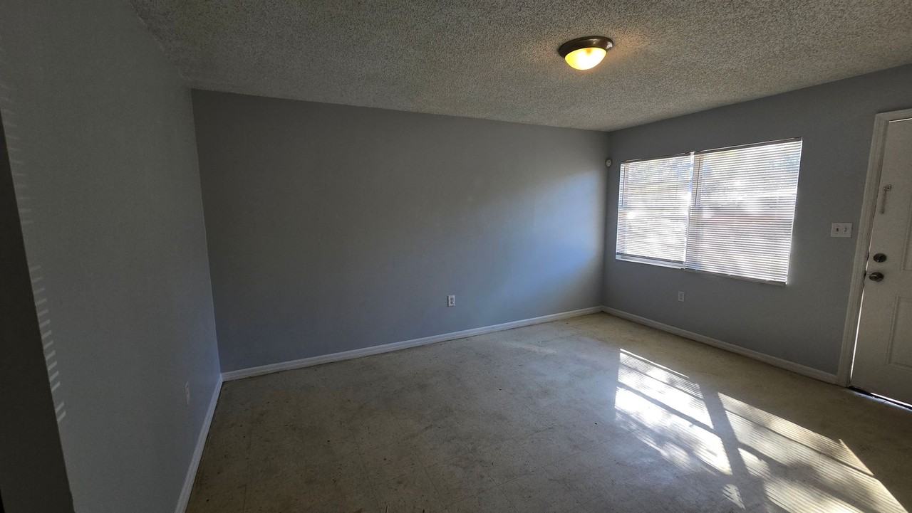 1023 Birchwood Ct - Photo 3 of 19