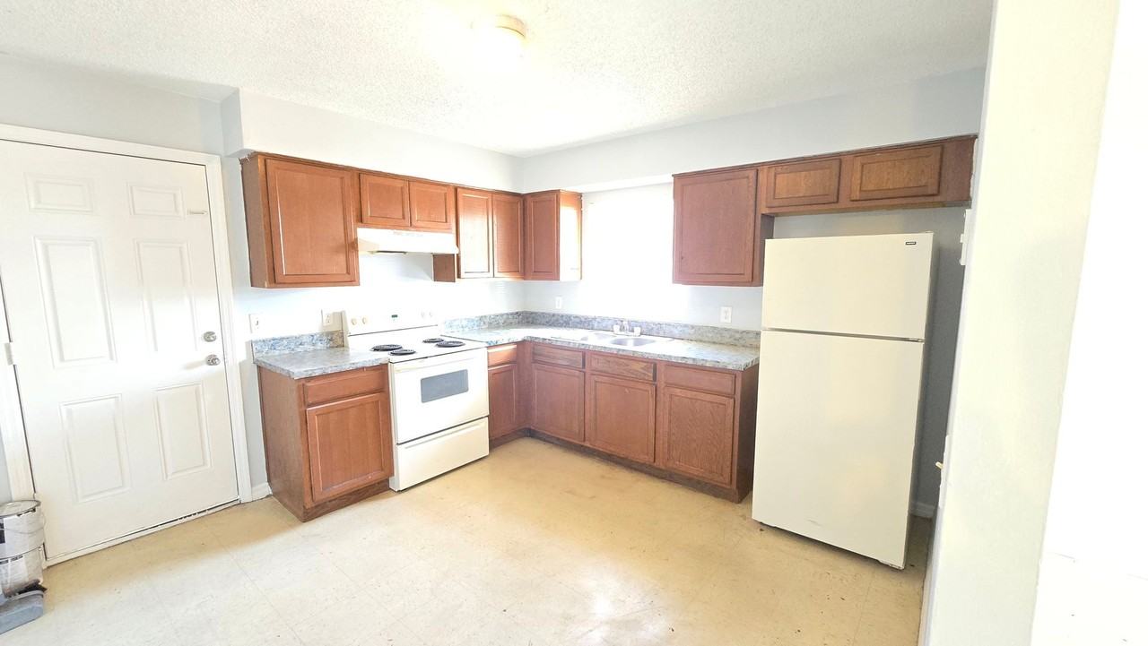 1023 Birchwood Ct - Photo 4 of 19