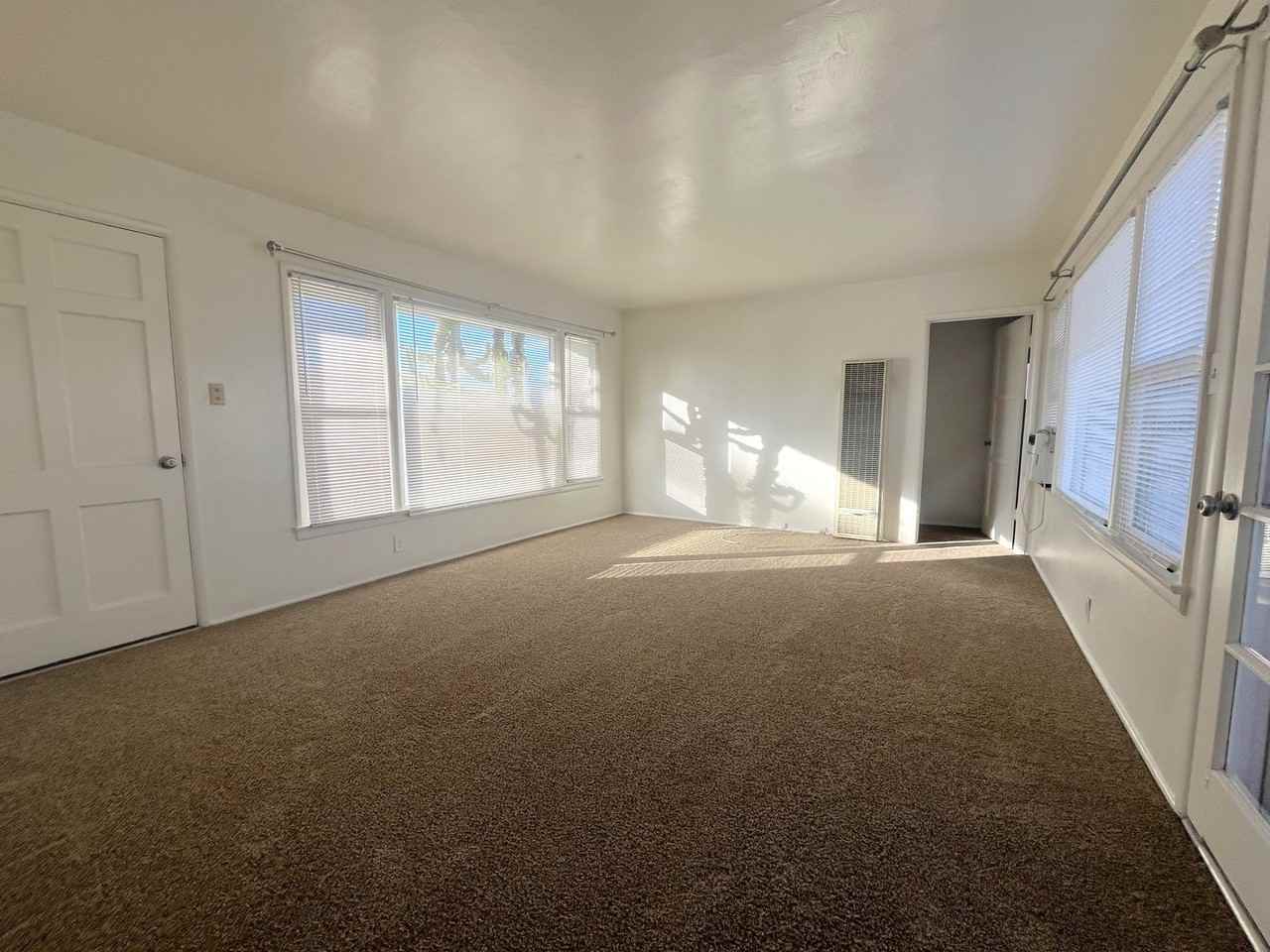 911 Park Ave - Photo 5 of 19