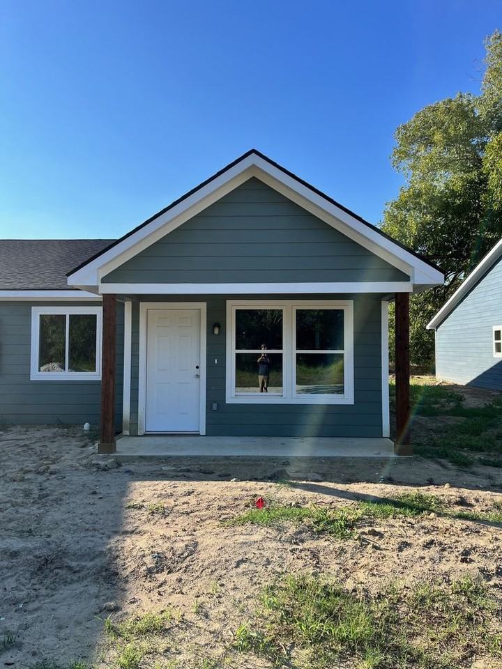 707 Adkinson St - Photo 2 of 10