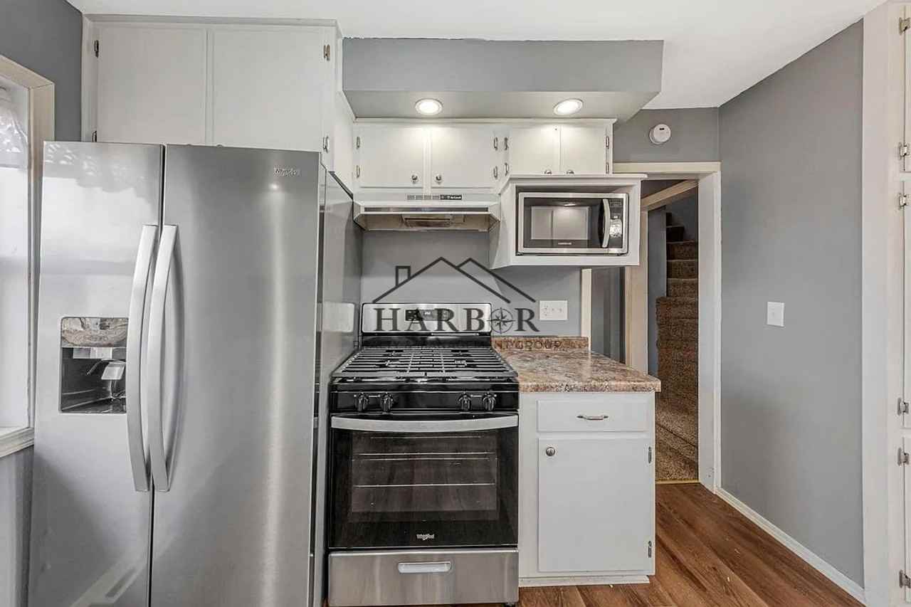 1126 S Newton Ave - Photo 2 of 23