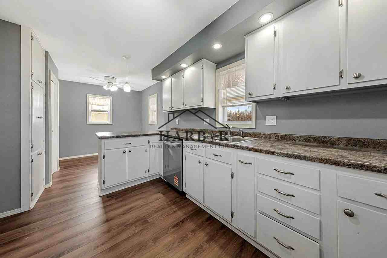 1126 S Newton Ave - Photo 4 of 25