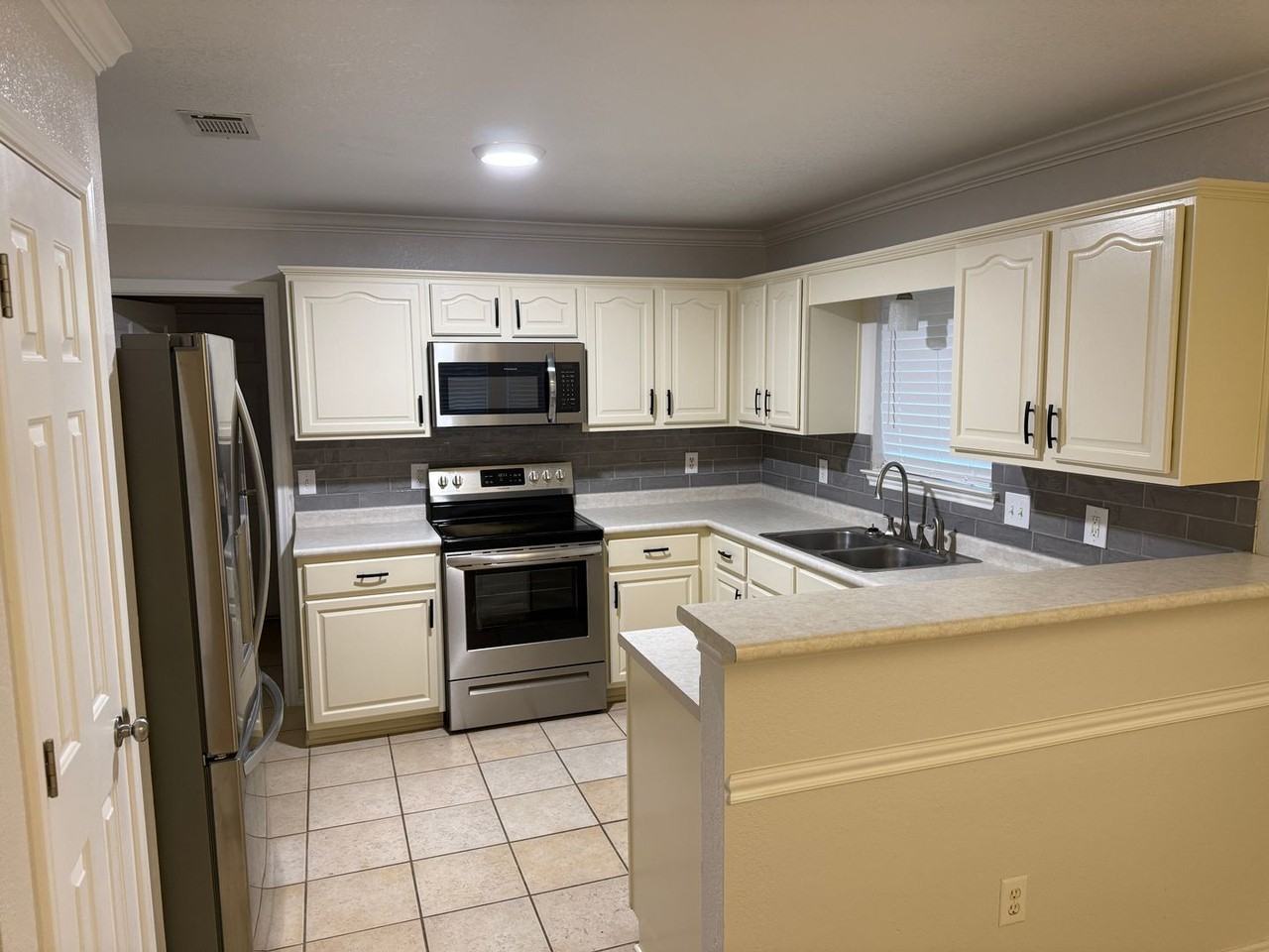 426 Armstrong Dr - Photo 4 of 14