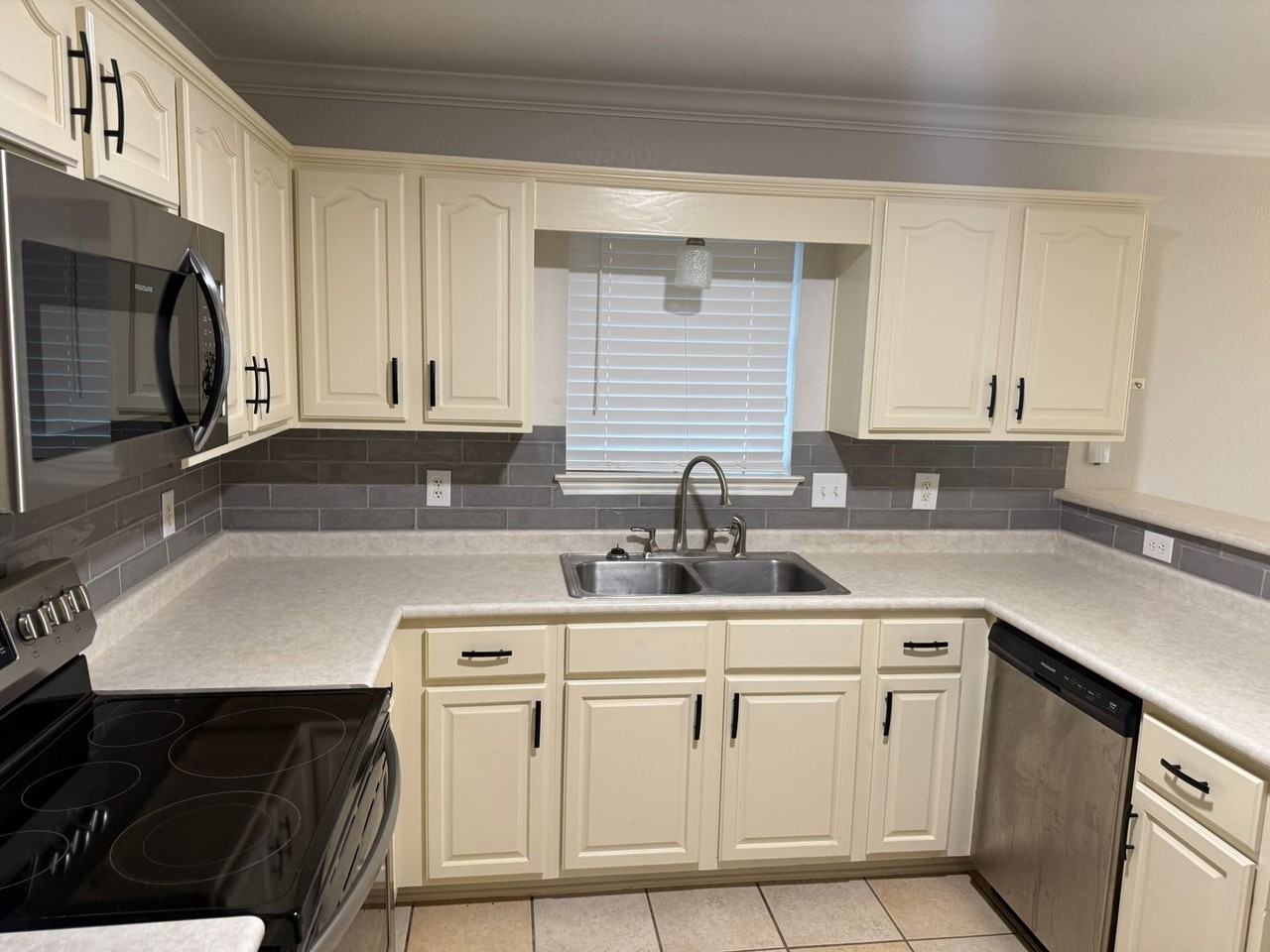 426 Armstrong Dr - Photo 5 of 14