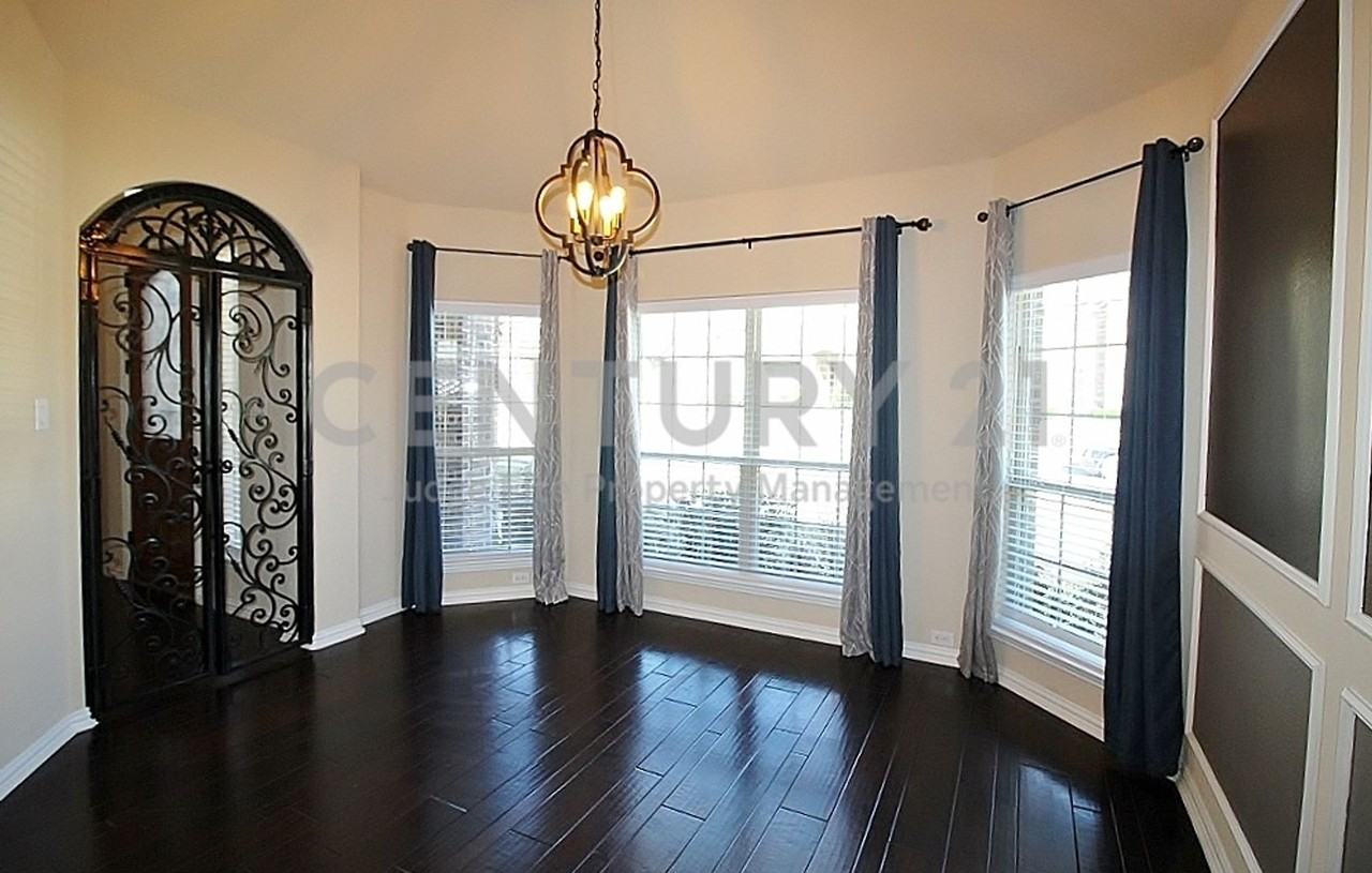 110 White Oak Ln - Photo 2 of 15