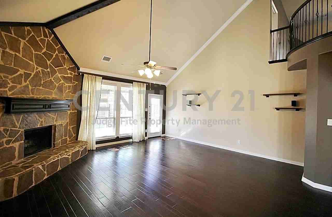 110 White Oak Ln - Photo 4 of 15