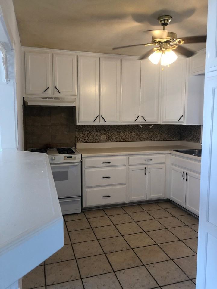 823 Parker St - Photo 5 of 17