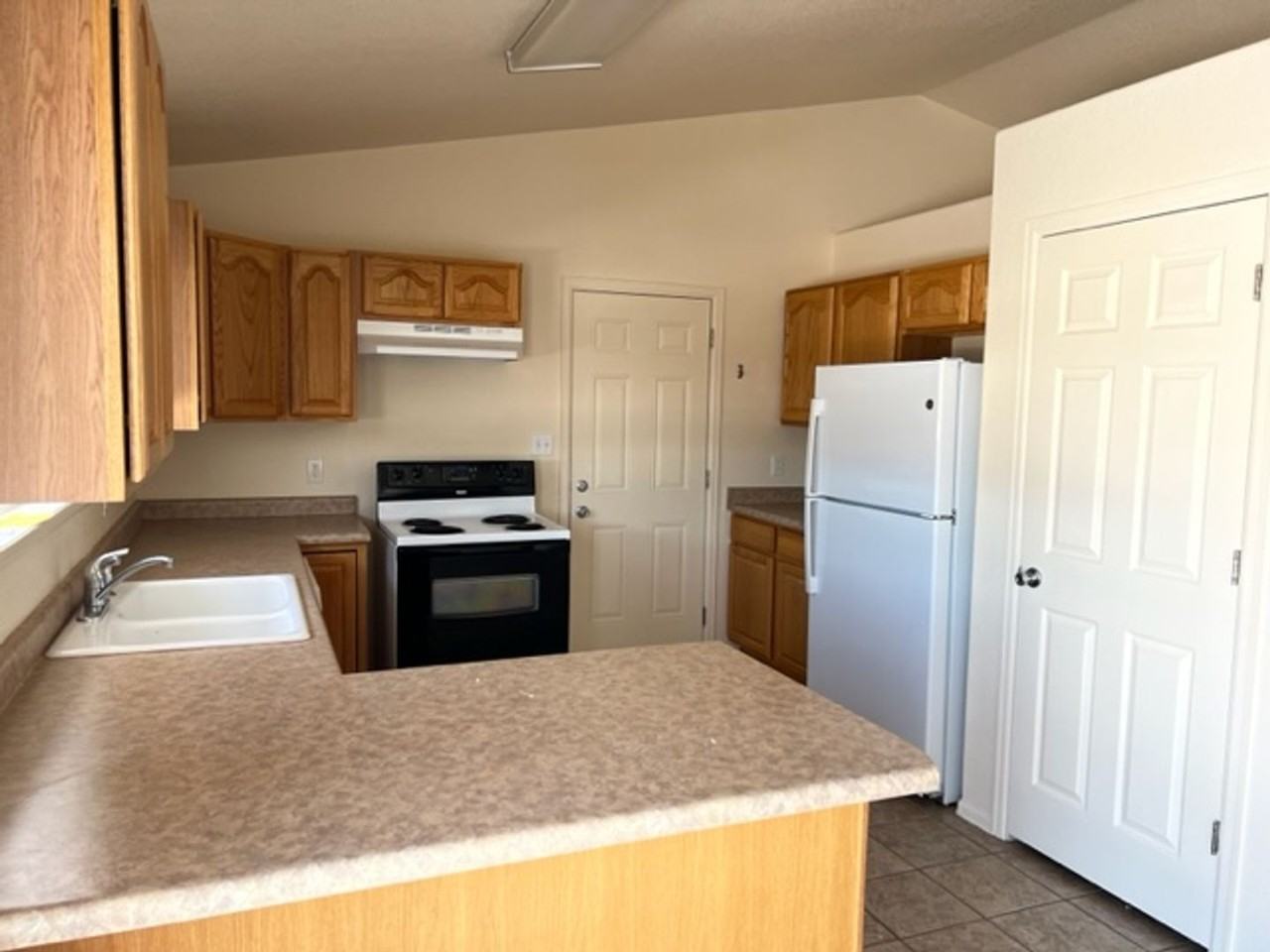 887 E Sandusky Dr - Photo 3 of 10