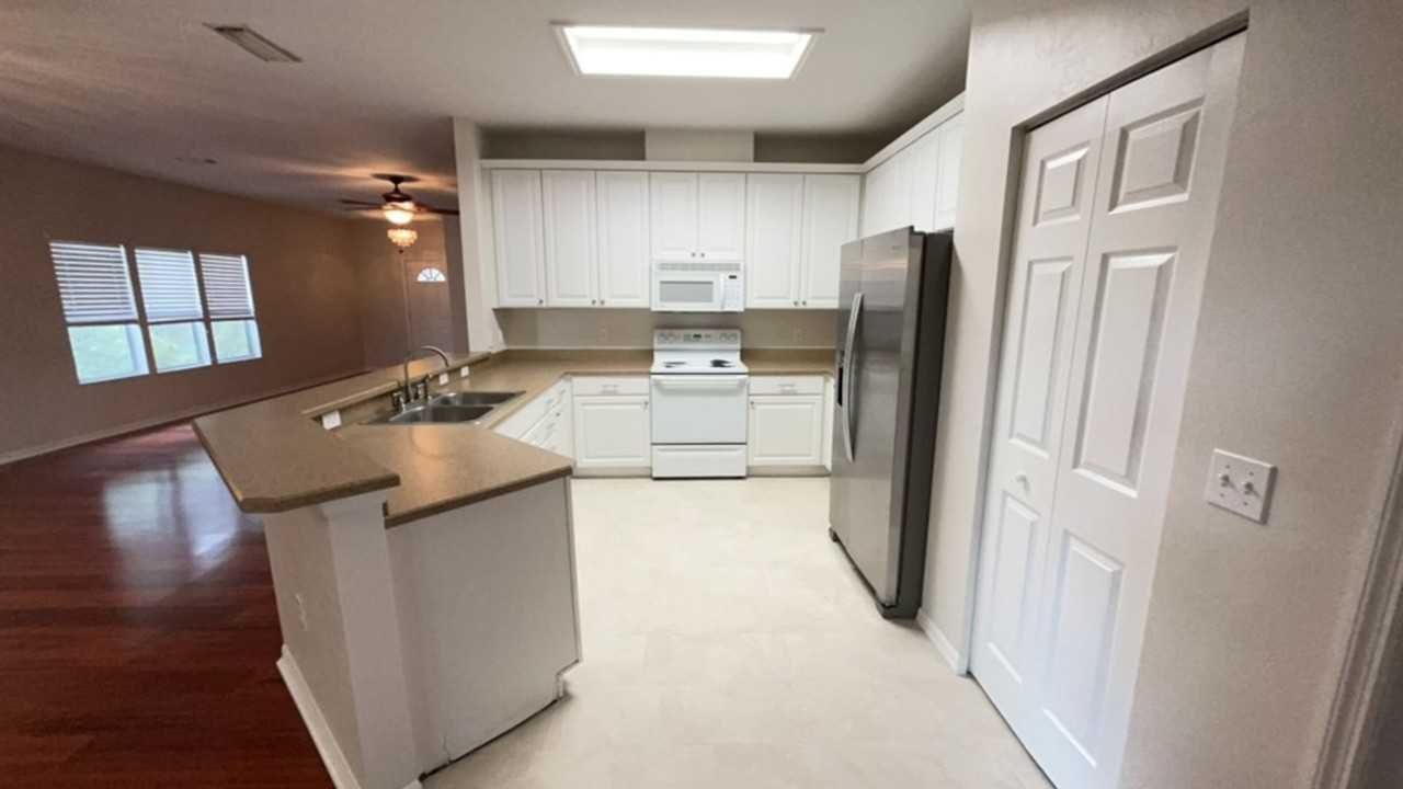 2081 Nw 101st St - Photo 5 of 19